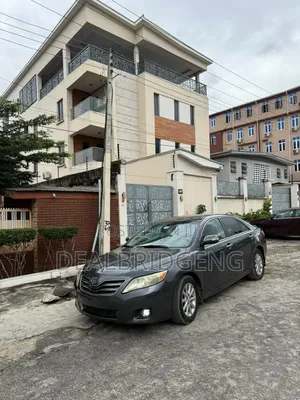Toyota Camry LE 4dr Sedan (2.5L 4cyl 6A) 2011 Gray