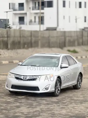 Toyota Camry XLE 4dr Sedan (2.5L 4cyl 6A) 2013 Silver