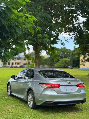 Toyota Camry 2018 Silver