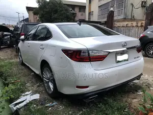 Lexus ES 350 FWD 2016 White