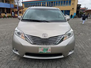 Toyota Sienna 2015 Gold