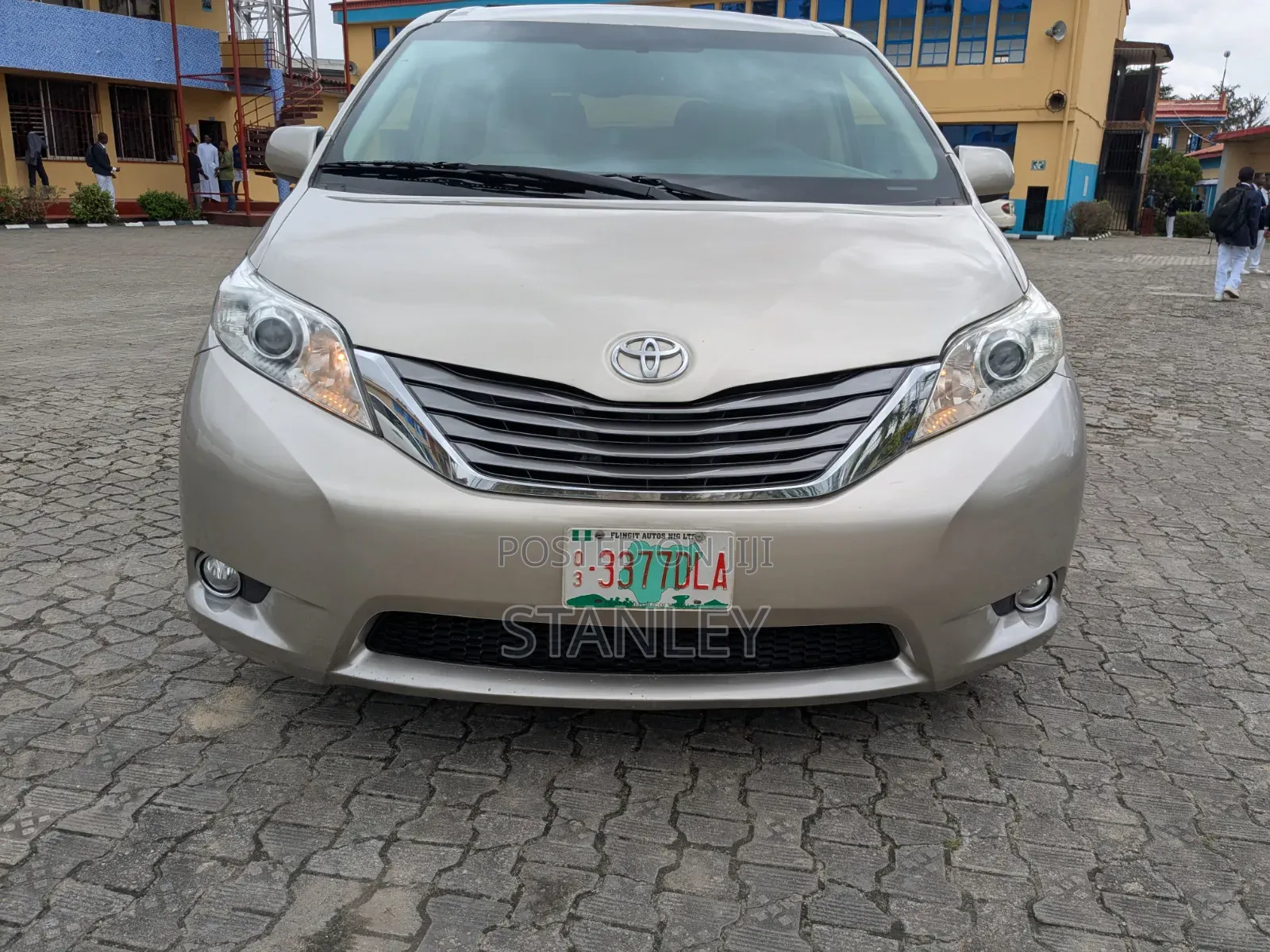 Toyota Sienna 2015 Gold