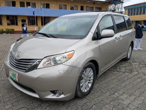 Toyota Sienna 2015 Gold