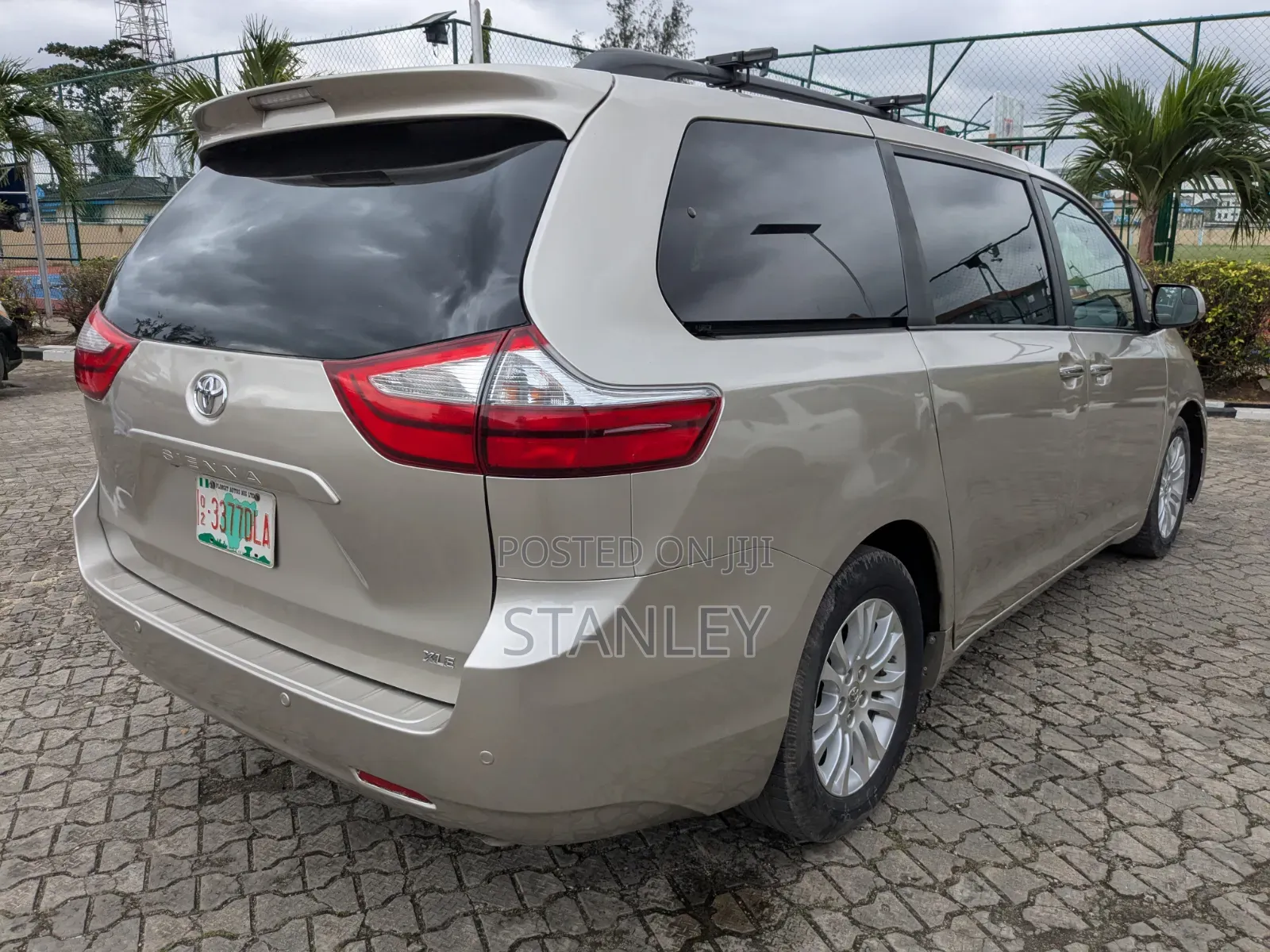 Toyota Sienna 2015 Gold