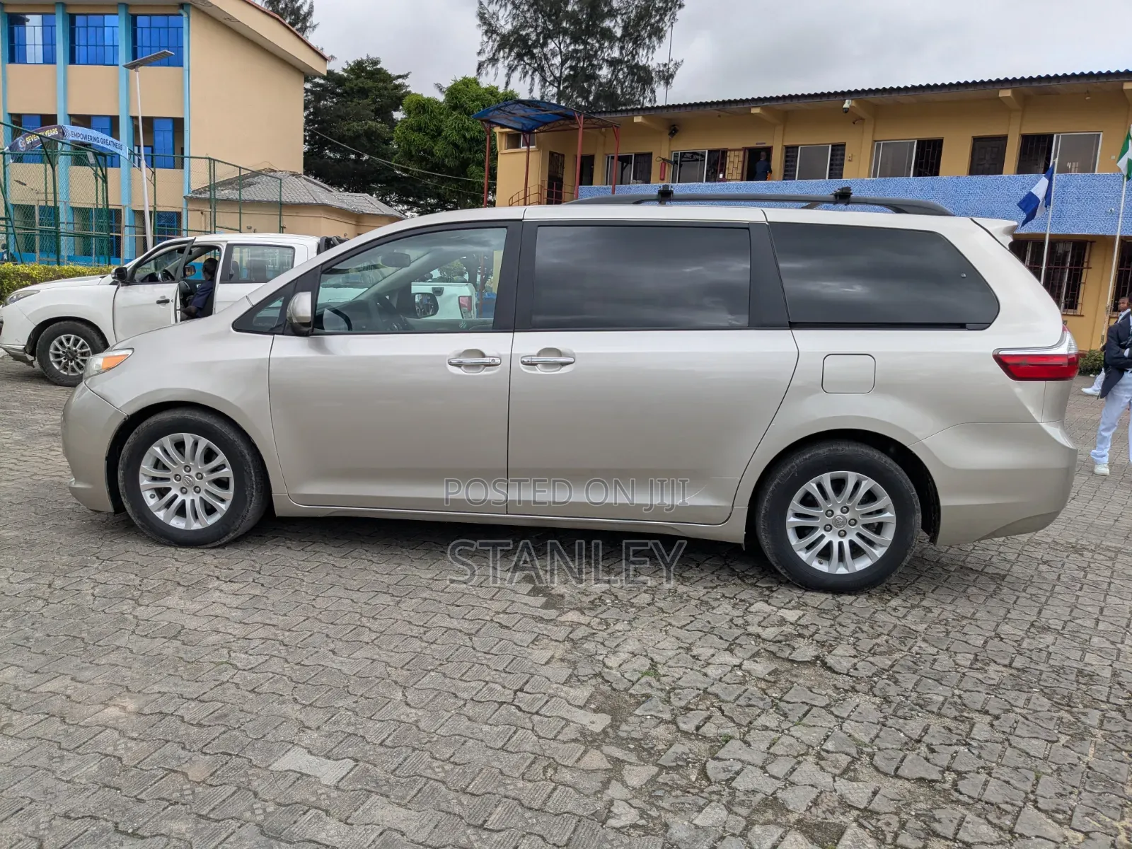 Toyota Sienna 2015 Gold