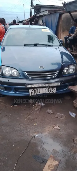 Toyota Avensis 2000 Blue