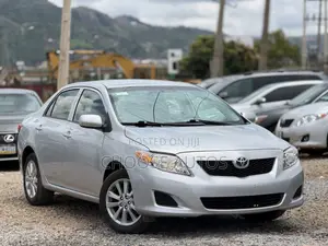 Toyota Corolla LE 4dr Sedan (1.8L 4cyl 4A) 2011 Silver
