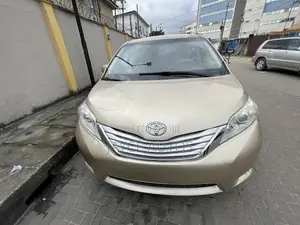 Toyota Sienna 2011 Gold
