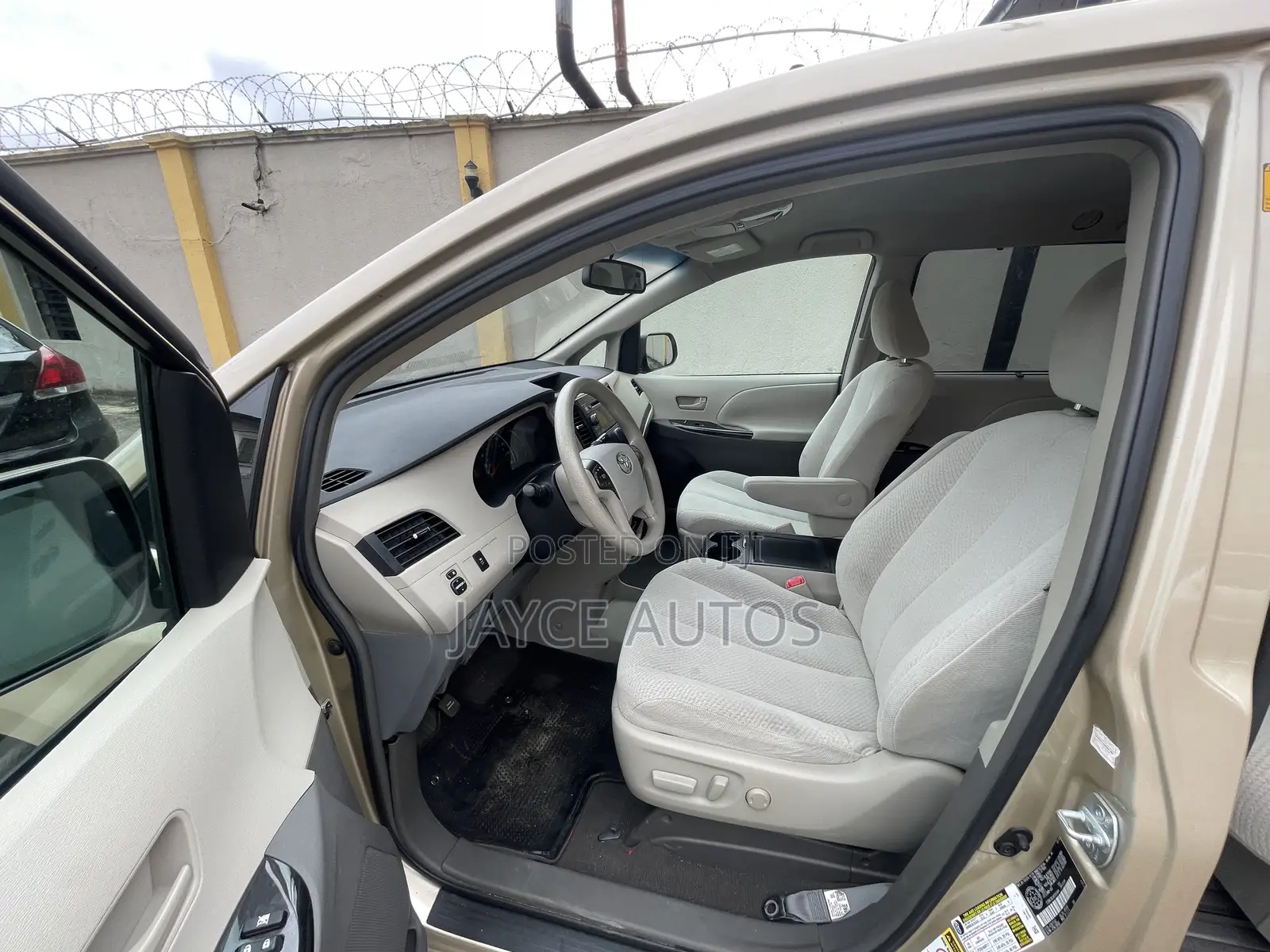 Toyota Sienna 2011 Gold
