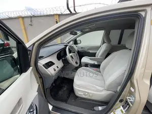 Toyota Sienna 2011 Gold