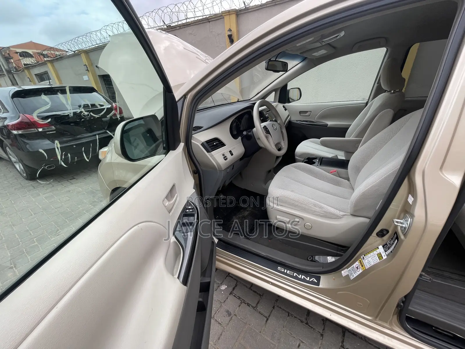 Toyota Sienna 2011 Gold