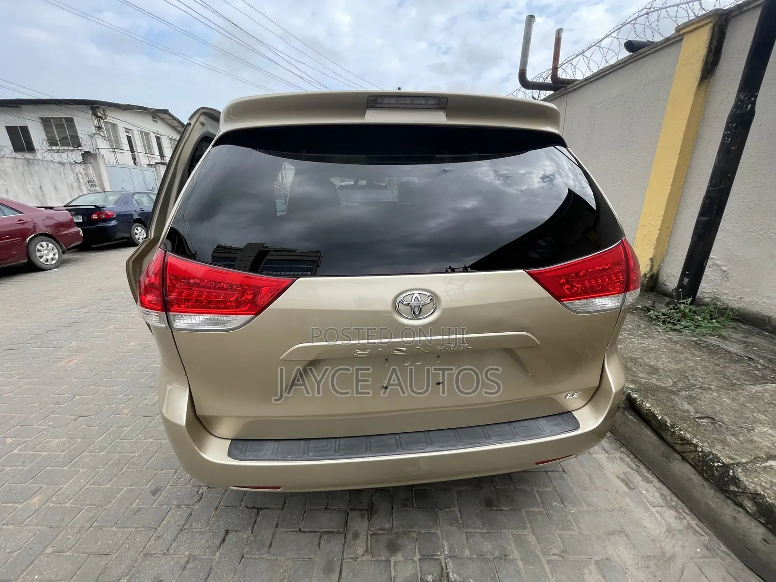 Toyota Sienna 2011 Gold