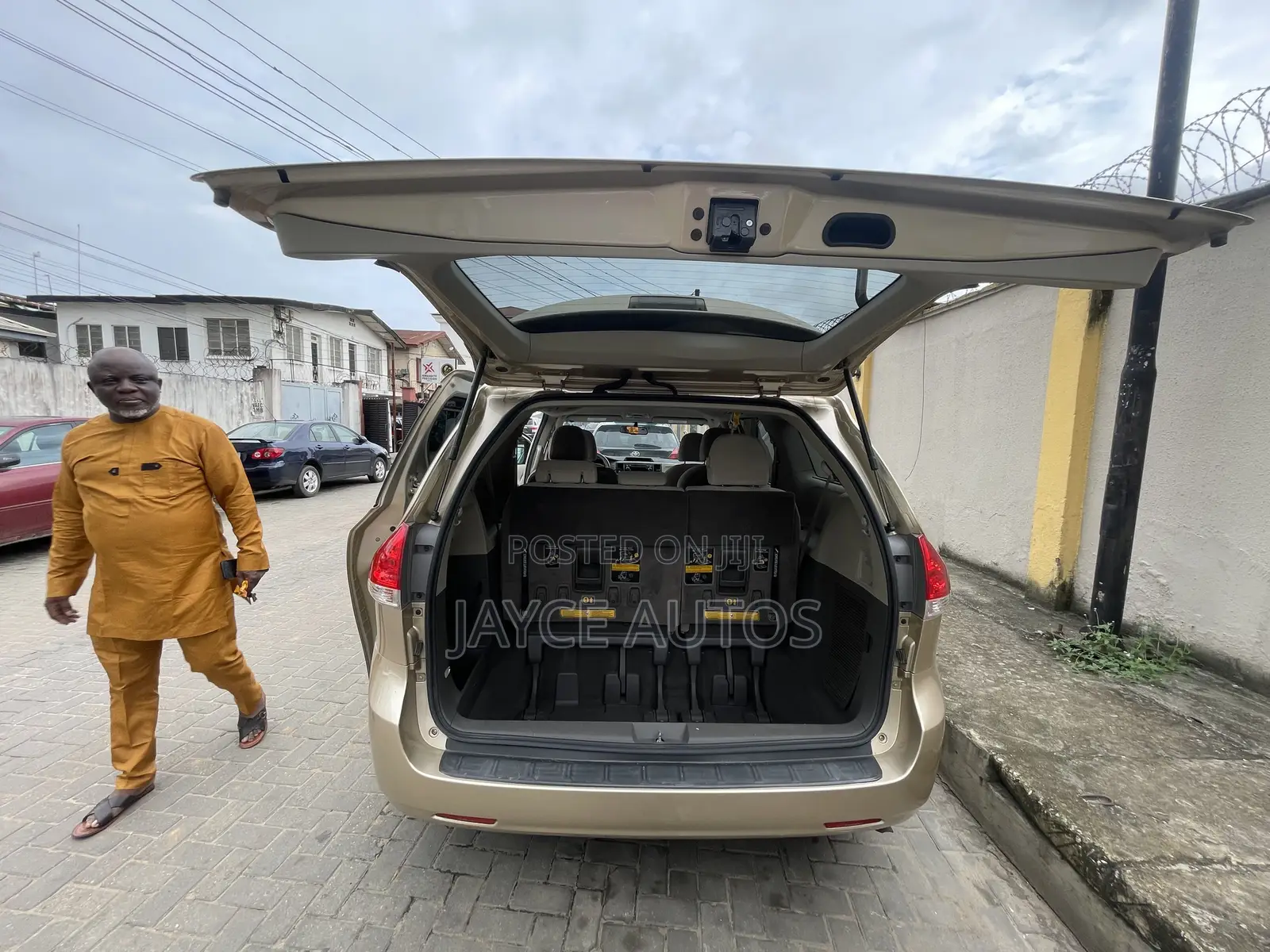 Toyota Sienna 2011 Gold