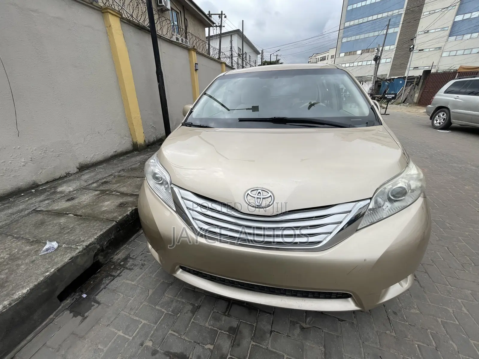 Toyota Sienna 2011 Gold