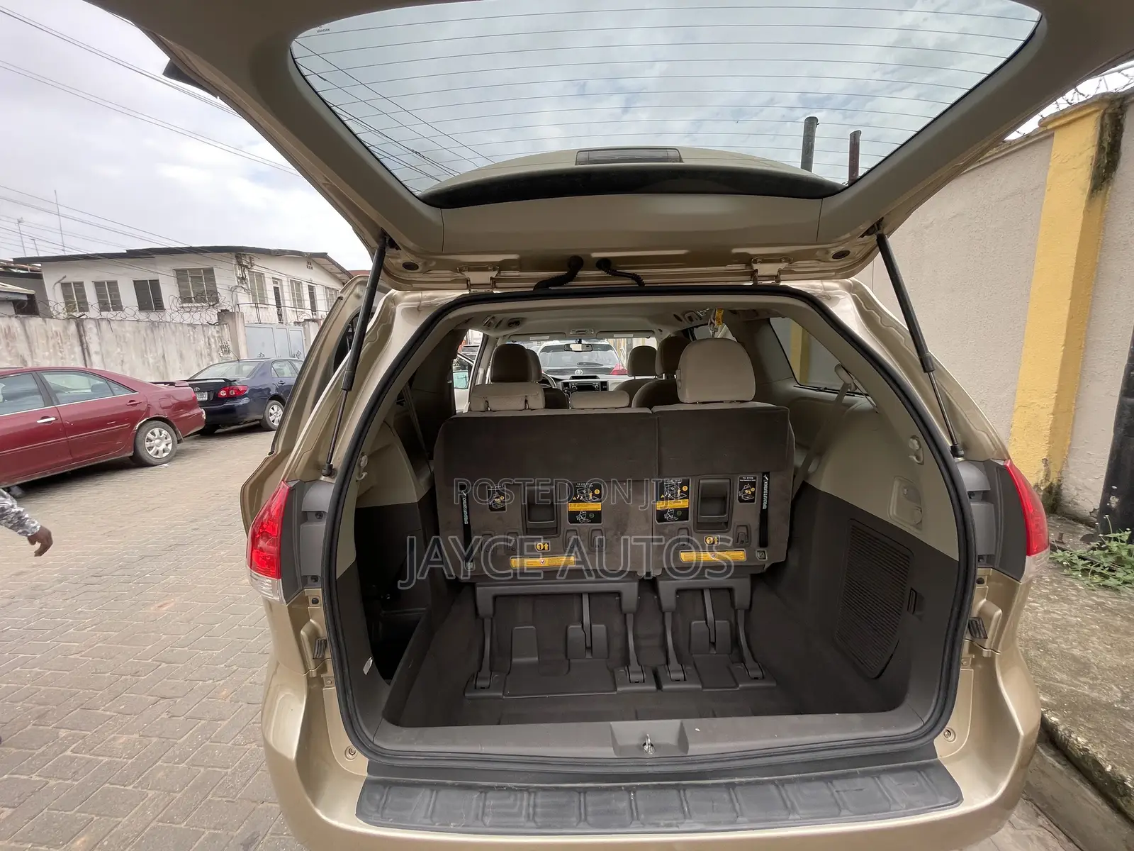 Toyota Sienna 2011 Gold
