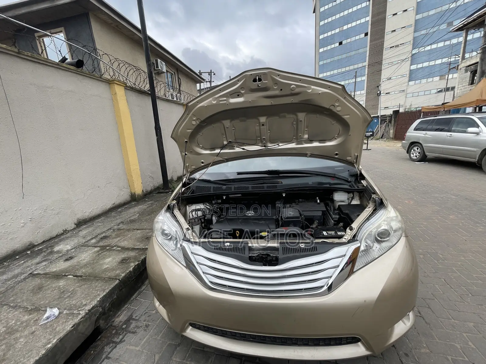Toyota Sienna 2011 Gold