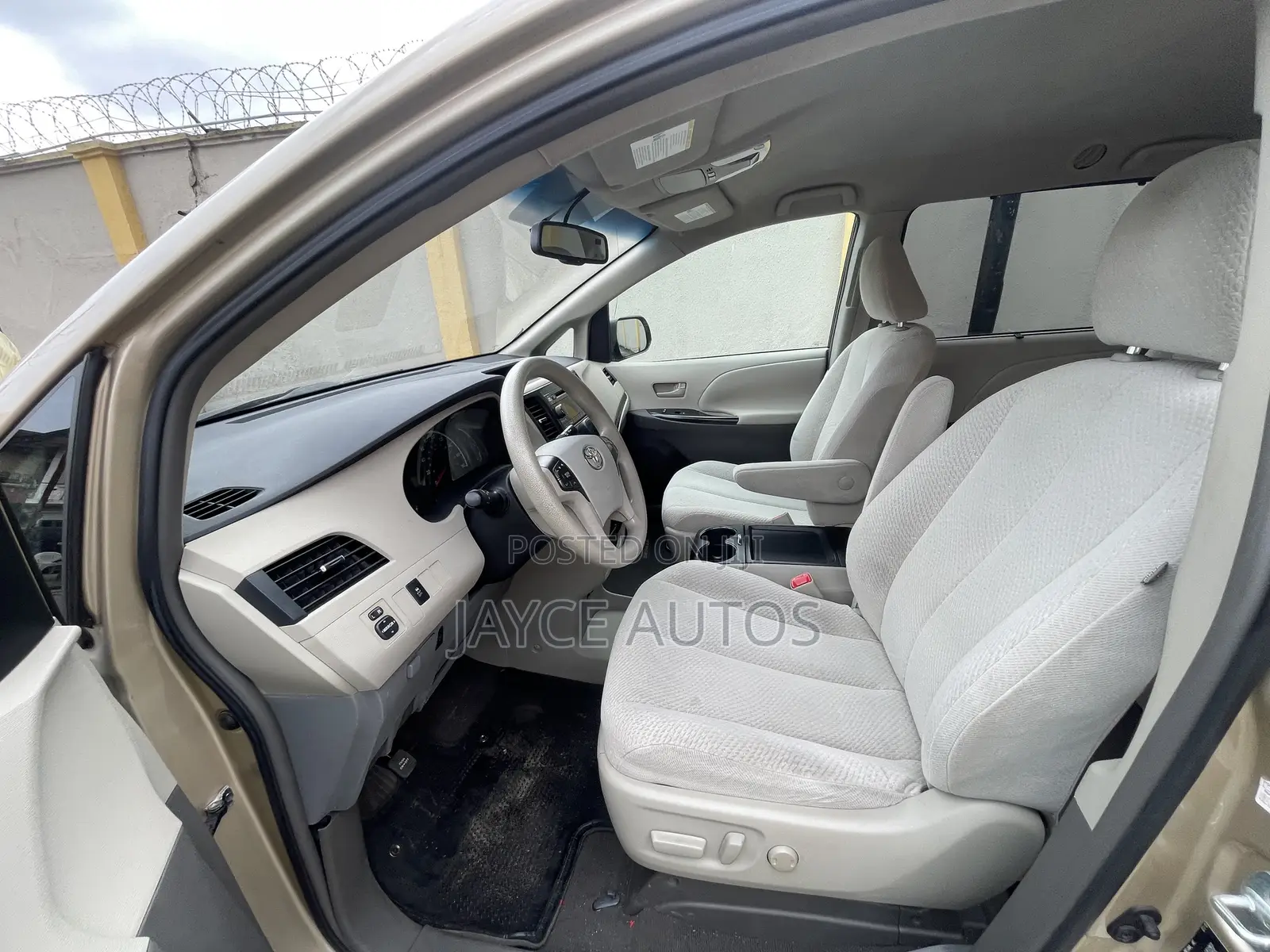 Toyota Sienna 2011 Gold