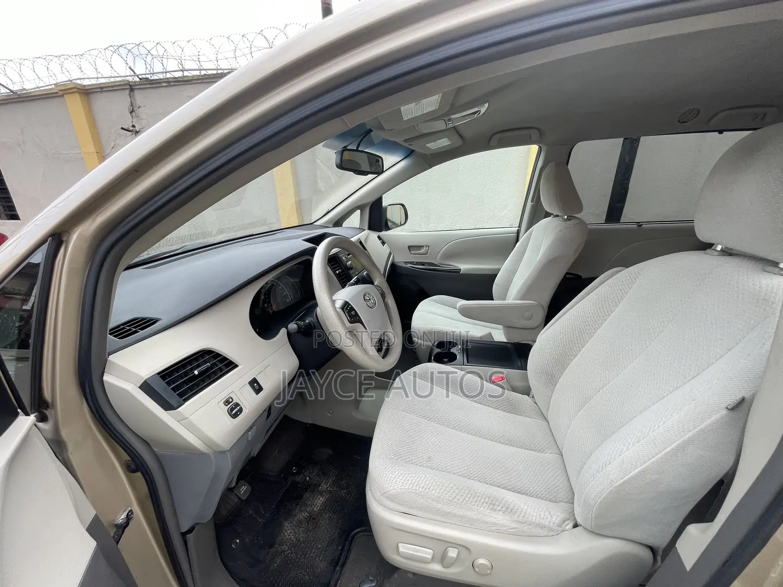 Toyota Sienna 2011 Gold