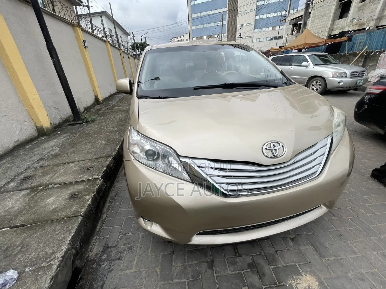 Toyota Sienna 2011 Gold