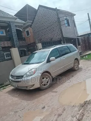 Toyota Sienna 2005 Silver