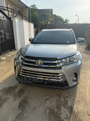 Toyota Highlander XLE 4x4 V6 (3.5L 6cyl 8A) 2017 Silver
