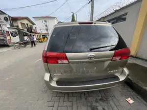 Toyota Sienna 2004 Gold