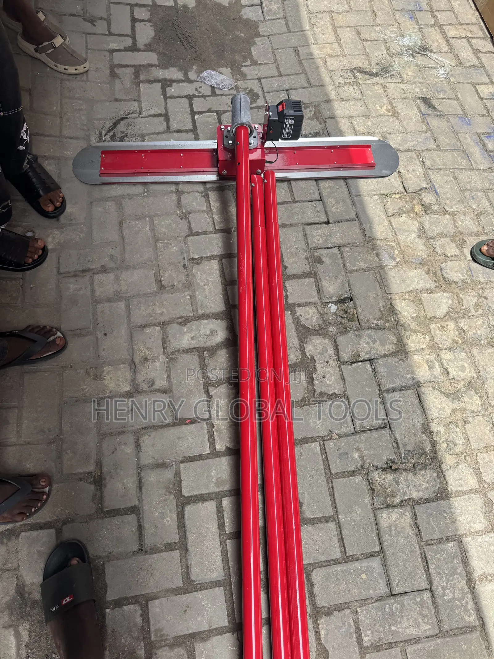 Heavy-Duty Concrete Vibrating Screed – Battery Powered