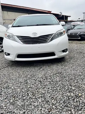 Toyota Sienna XLE 7 Passenger 2012 White