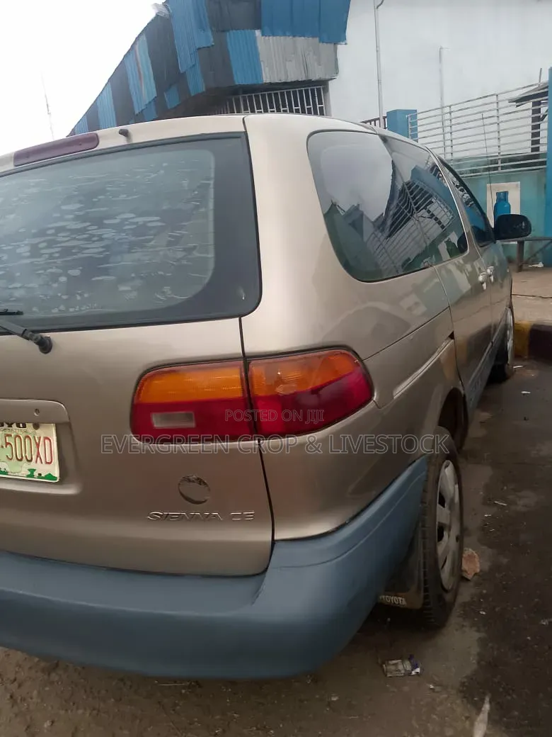 Toyota Sienna 2000 Silver
