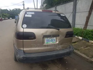 Toyota Sienna 2000 Gold