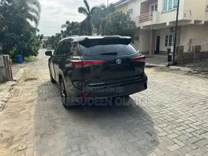 Toyota Highlander XLE 2022 Black