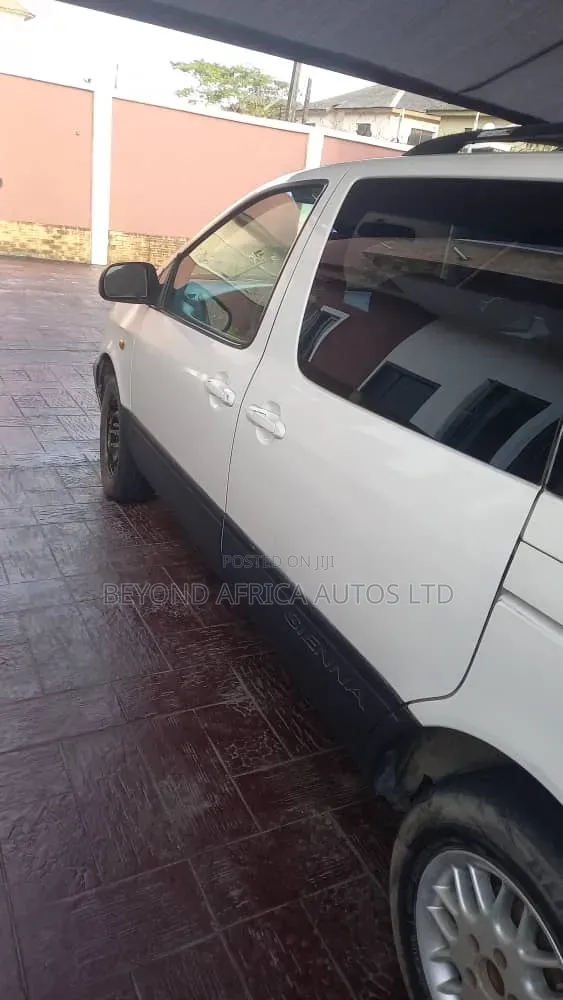 Toyota Sienna 2000 White
