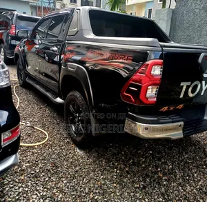 Toyota Hilux 2022 Black