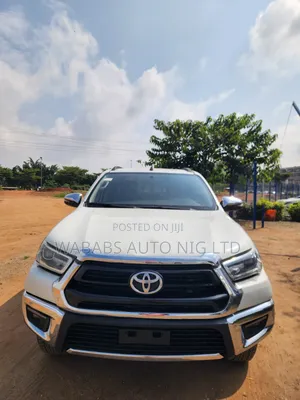 Toyota Hilux 2022 White
