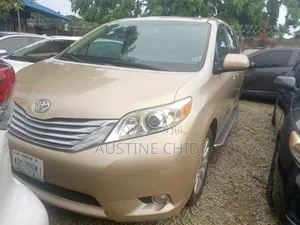 Toyota Sienna 2011 Gold