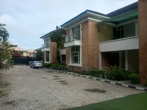4bdrm Duplex in Lekki Phase 1 for rent