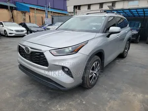 Toyota Highlander XLE 2021 Silver