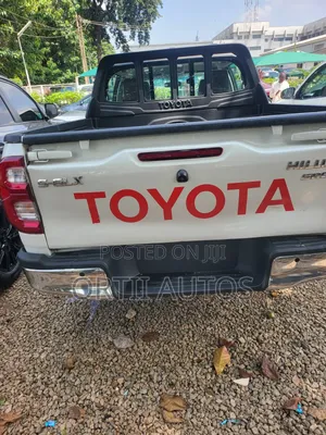 Toyota Hilux 2021 White