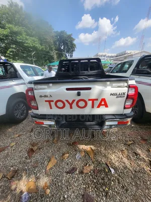 Toyota Hilux 2021 White