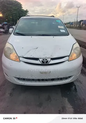 Toyota Sienna XLE FWD 2006 White
