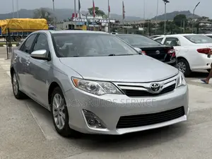 Toyota Camry XLE 4dr Sedan (2.5L 4cyl 6A) 2013 Silver