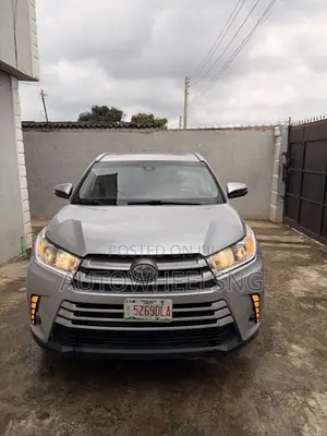 Toyota Highlander XLE 4x4 V6 (3.5L 6cyl 8A) 2018 Silver