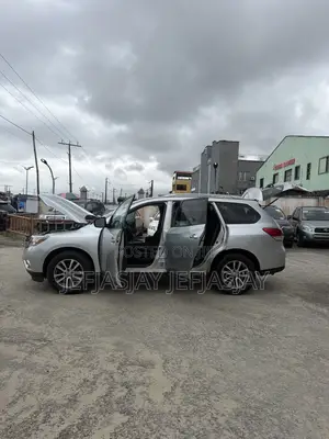 Nissan Pathfinder SV 4dr 4x4 (3.5L 6cyl) 2016 Silver