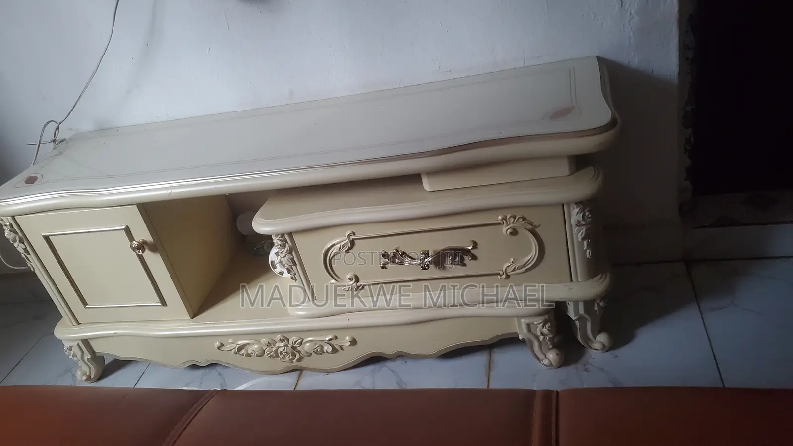 Royal TV Table