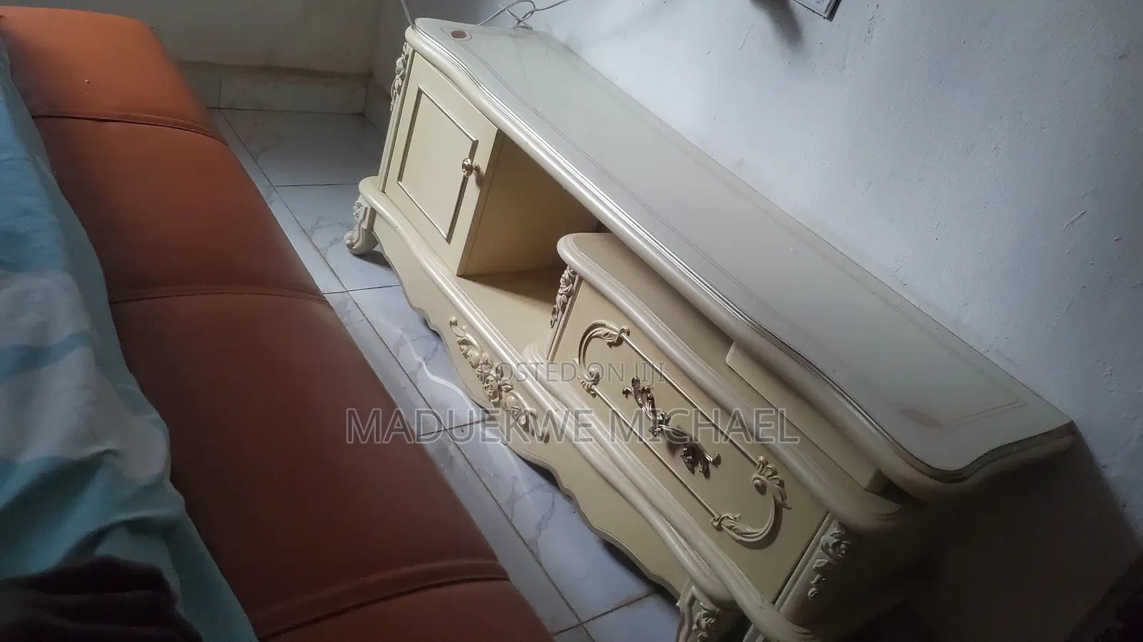 Royal TV Table