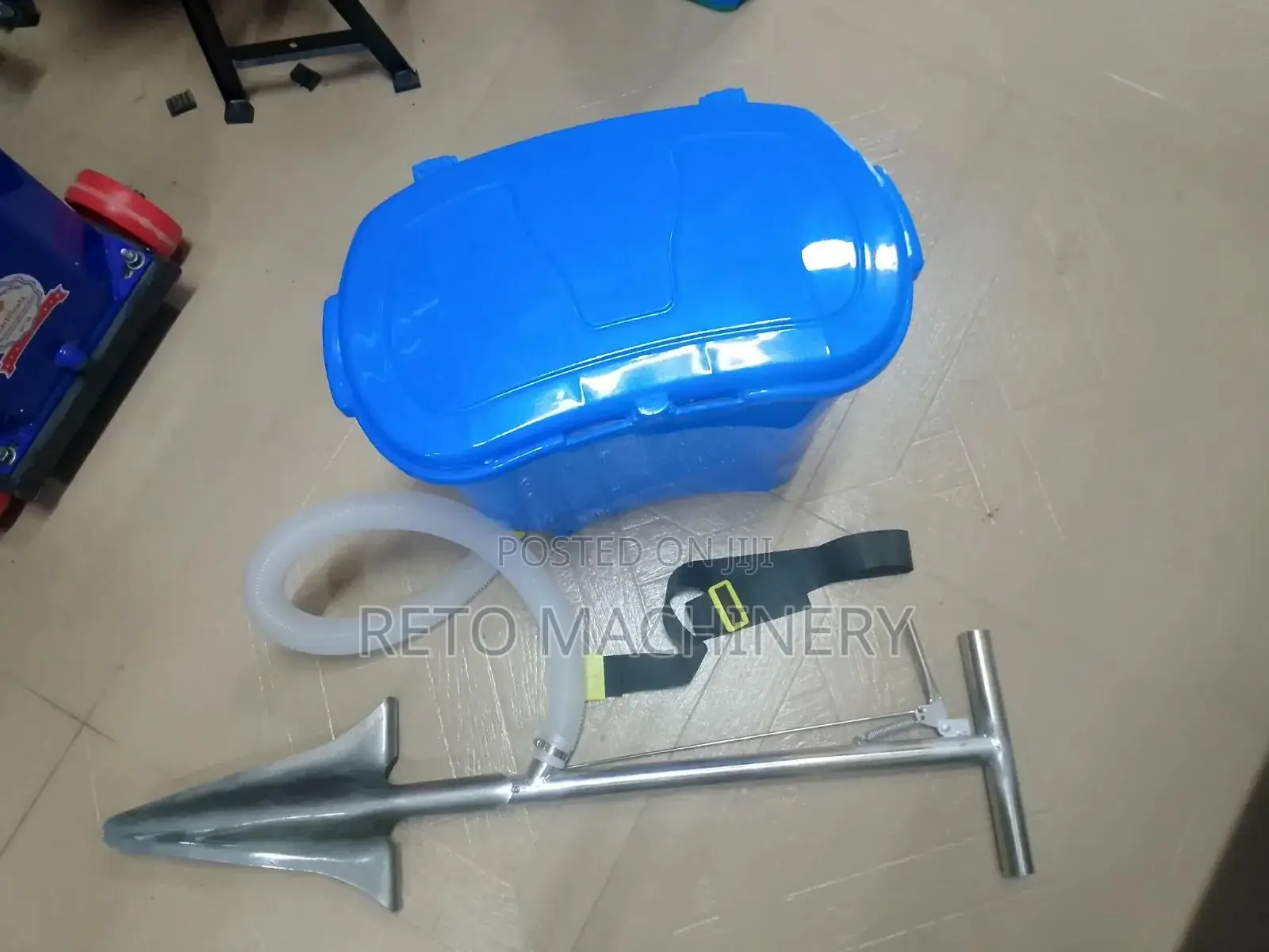 Fertilizer Applicator With Shovel