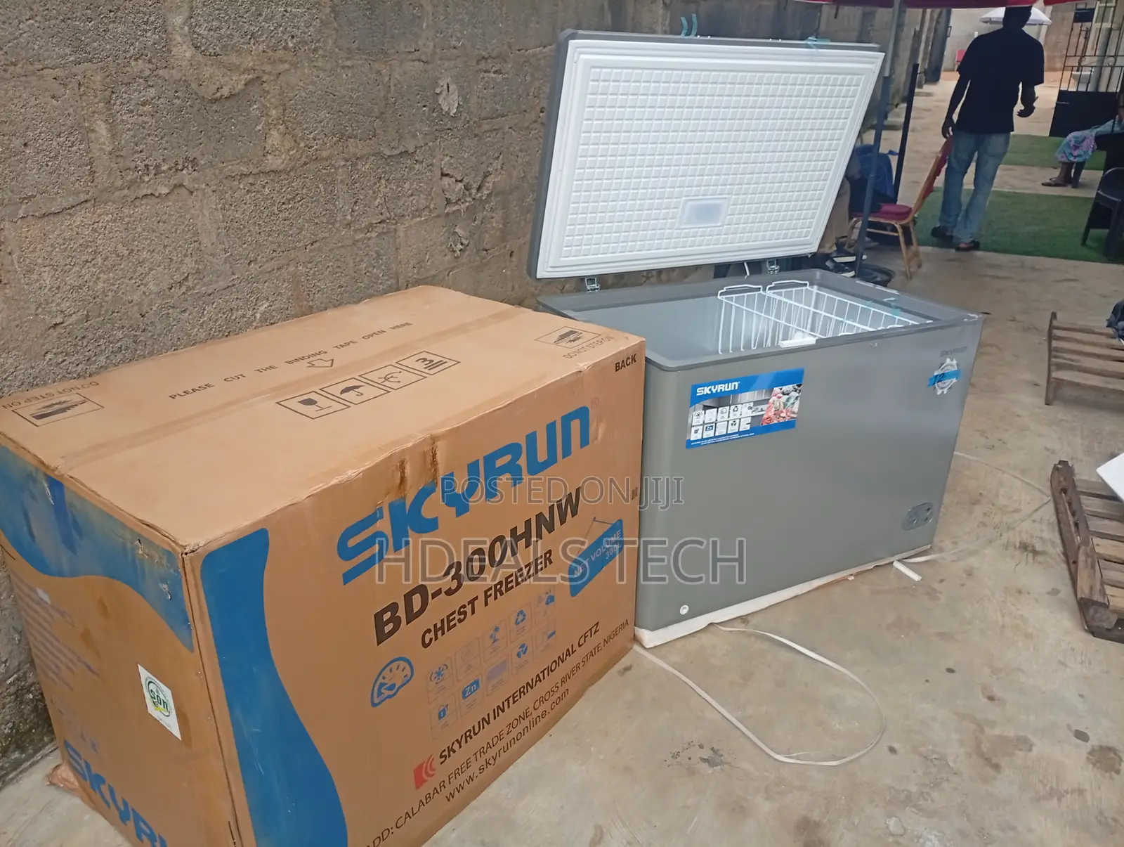 Spacious Skyrun 300L Compact Chest Freezer for Small Spaces