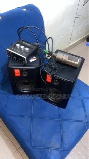 Mic (Takstar) Speaker (M-Audio Bx5) Soundcard (Behringer Uphoria Um2))