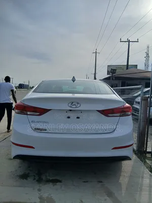 Hyundai Elantra Sport Sedan FWD (1.6L 4cyl 6M) 2017 White