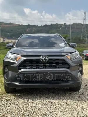 Toyota RAV4 XLE 2021 Black